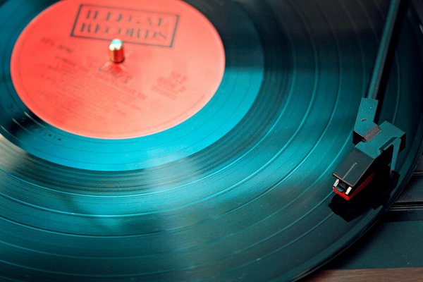 Découvrez les must-haves en vinyl hardtek pour les fans underground
